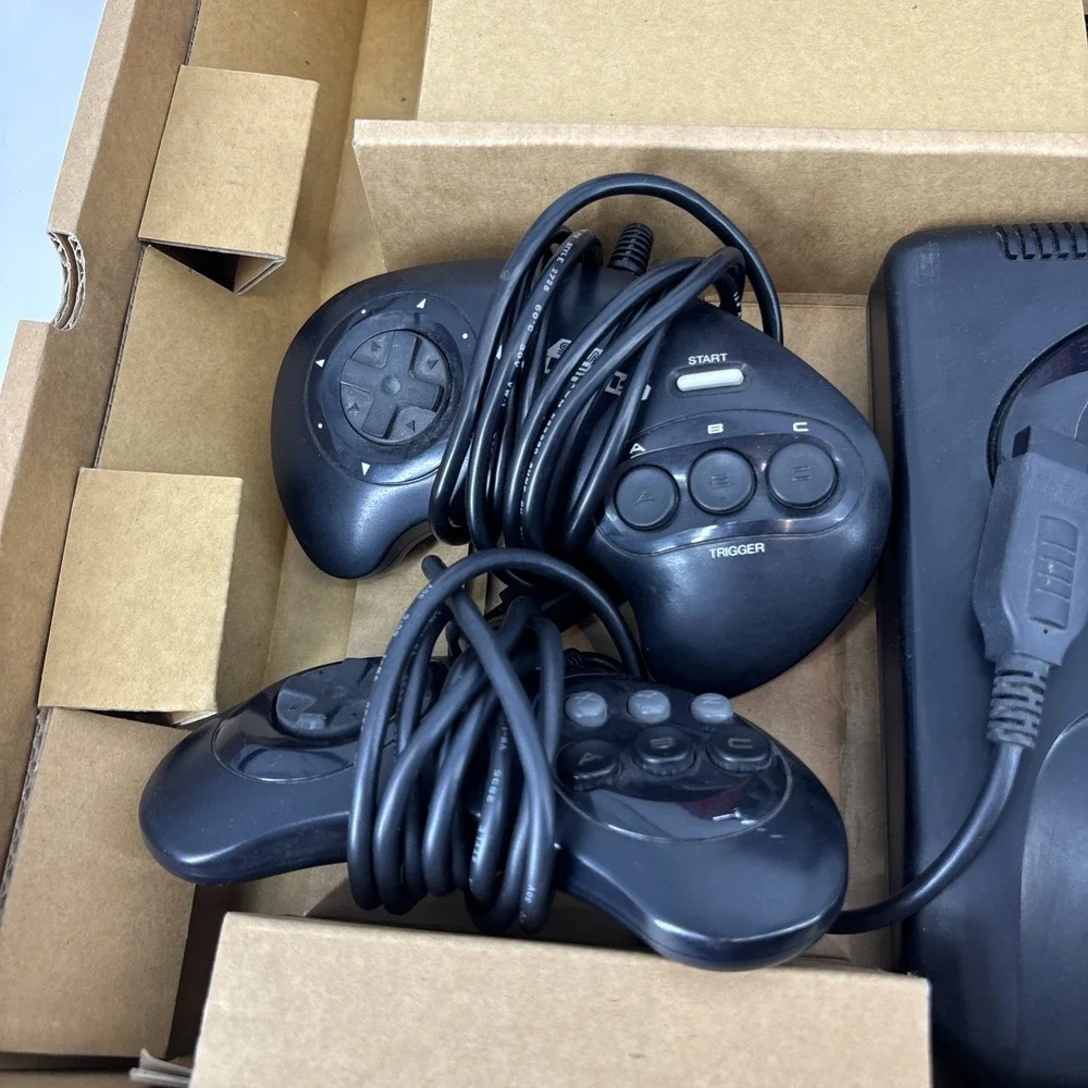 SEGA Genesis 16-Bit Video Mk-1631 2‎ Controllers Original Box 6 Button MK-1653